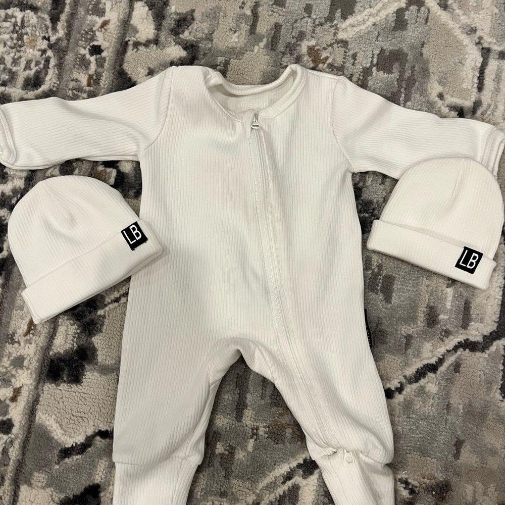 Little Bipsy Ribbed Onesie NB w/ two hats